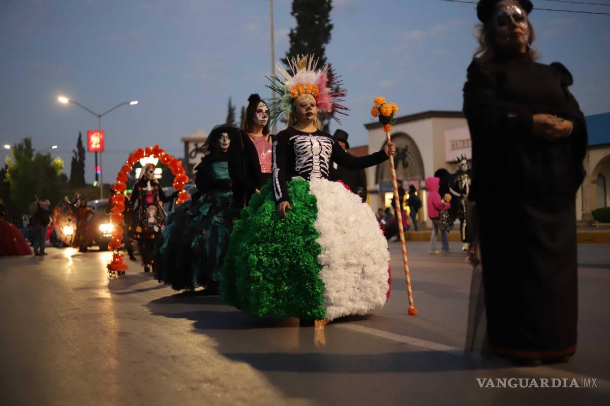 $!La creatividad y belleza desfilaron por el bulevar Venustiano Carranza, en Saltillo.