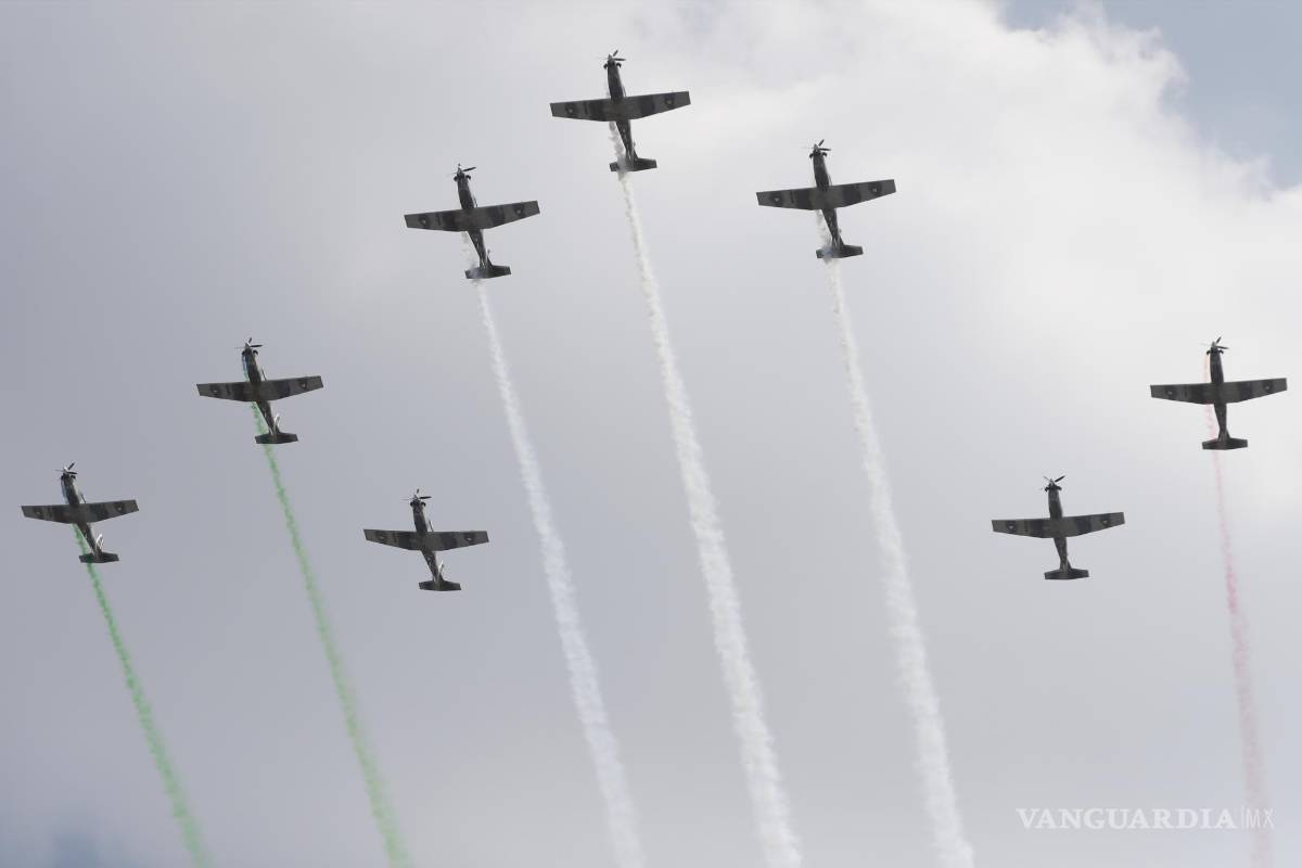 $!Aviones de las Fuerzas Armadas de México en el desfile previo al Gran Premio de Fórmula Uno de Ciudad de México.
