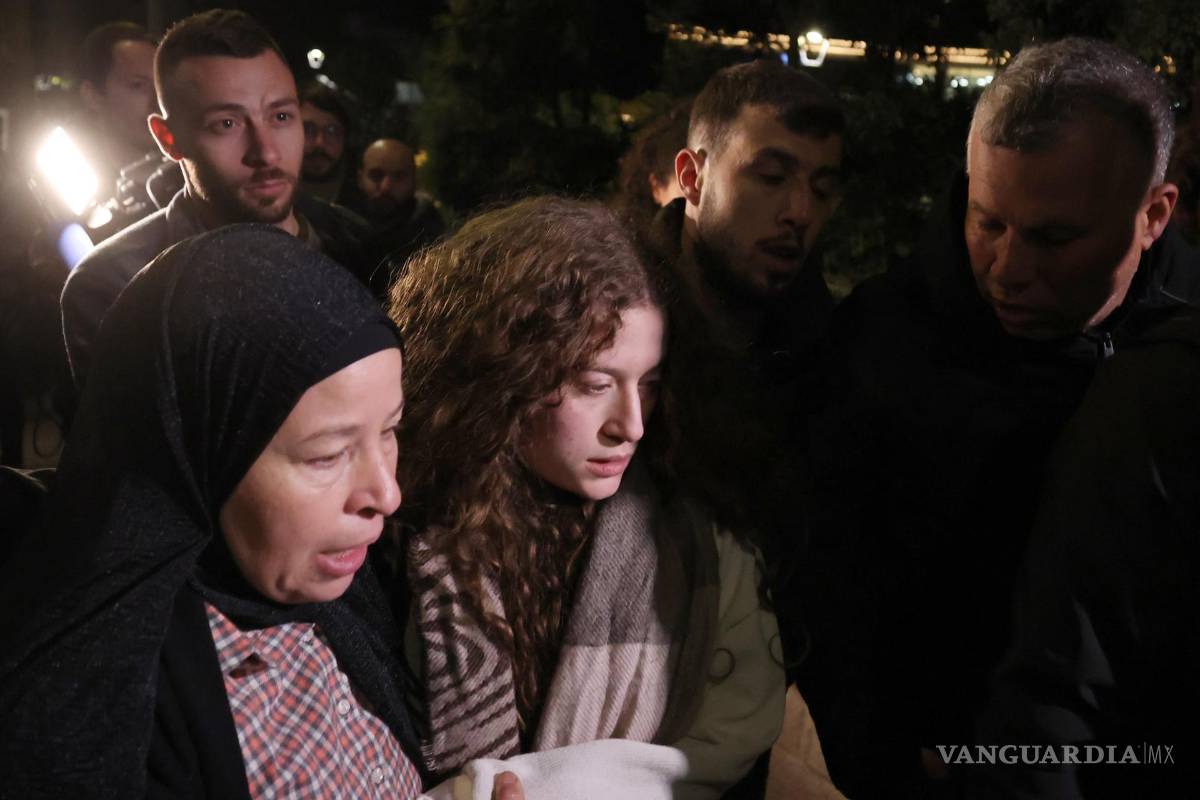 $!La activista palestina Ahed Tamimi (centro) camina con familiares al llegar a Ramallah, tras su liberación de la prisión militar israelí de Ofer, Cisjordania.