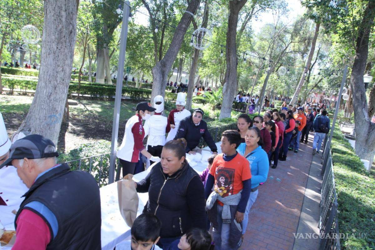 Parten en Saltillo rosca de reyes de un kilómetro repartida entre mil 600 familias