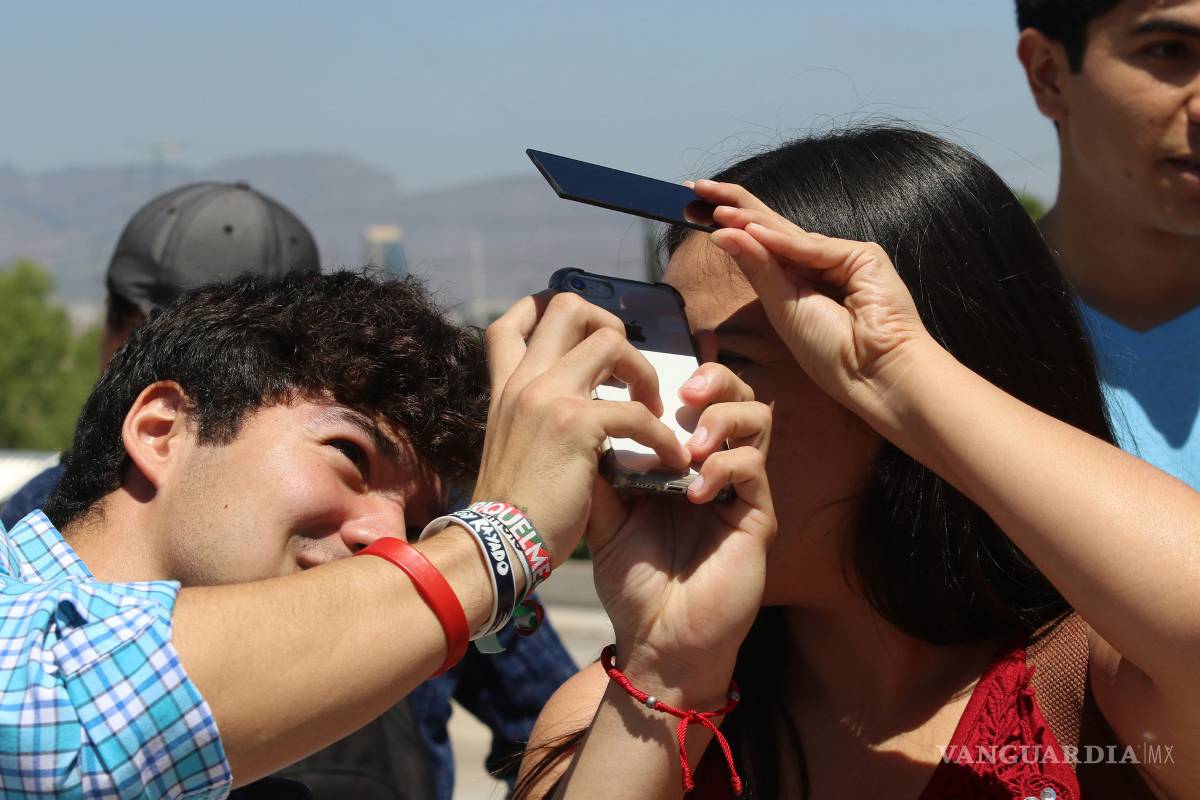 $!Saltillenses salieron a la calle a ver el eclipse