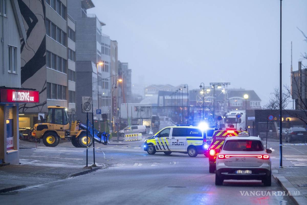$!La policía patrulla la calle y advierte a los residentes sobre las condiciones peligrosas por el clima extremo provocado por la tormenta Ingunn, en Bodo.