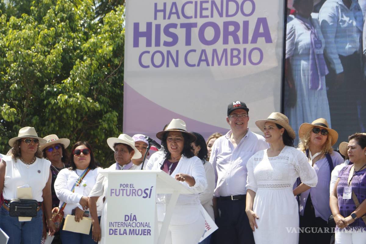 $!La alcaldesa de Acapulco, Abelina López, presidió el contingente y se pronunció en favor de la figura del canciller.