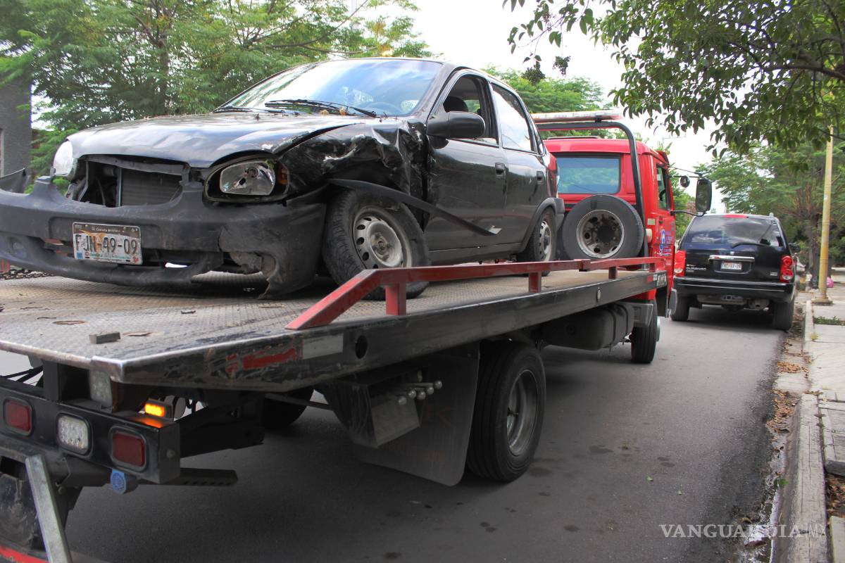 $!Circula en contra, ignora alto y destroza un coche en calle de Saltillo