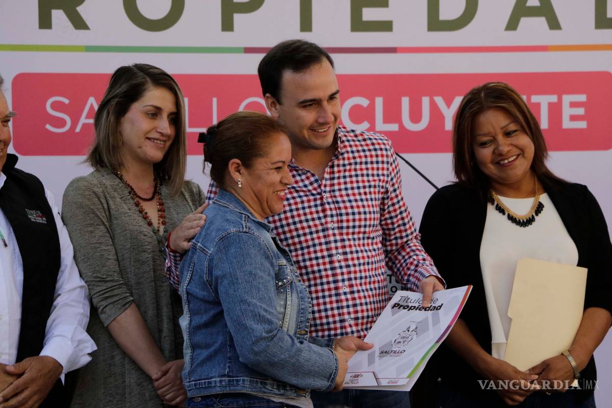 Entrega Manolo Jiménez 106 escrituras de vivienda