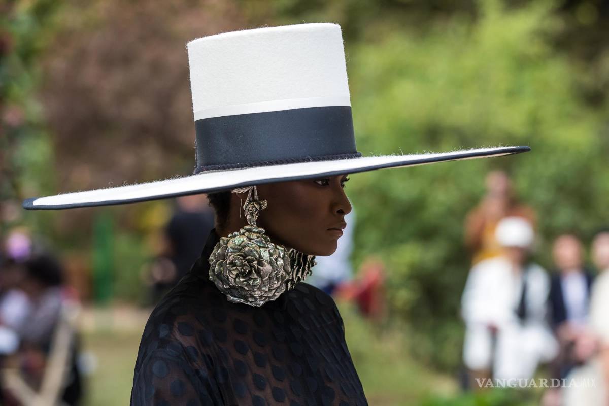 $!Una modelo presenta una creación de la colección de la diseñadora española Juana Martín durante la Semana de la Moda de París, en Francia.