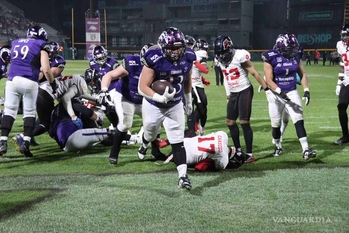 $!Con todo el poder Emilio Fernández Chávez (#23) condujo el ovoide 10 yardas sobre los defensivos Galgos para sumar al marcador 26-10 en el tercer cuarto.