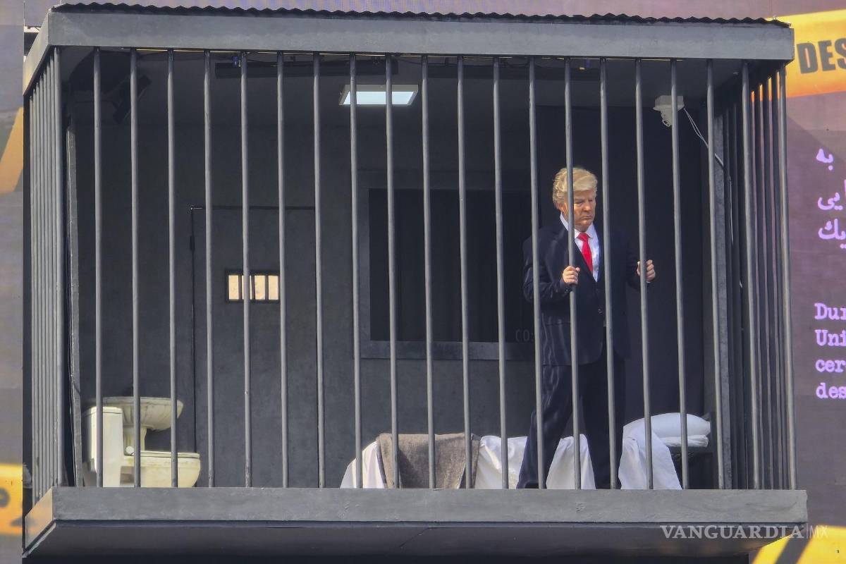 $!Un falso Donald Trump desde el interior de una celda es el protagonista de un peculiar espectáculo destinado a ridiculizar al presidente estadounidense.