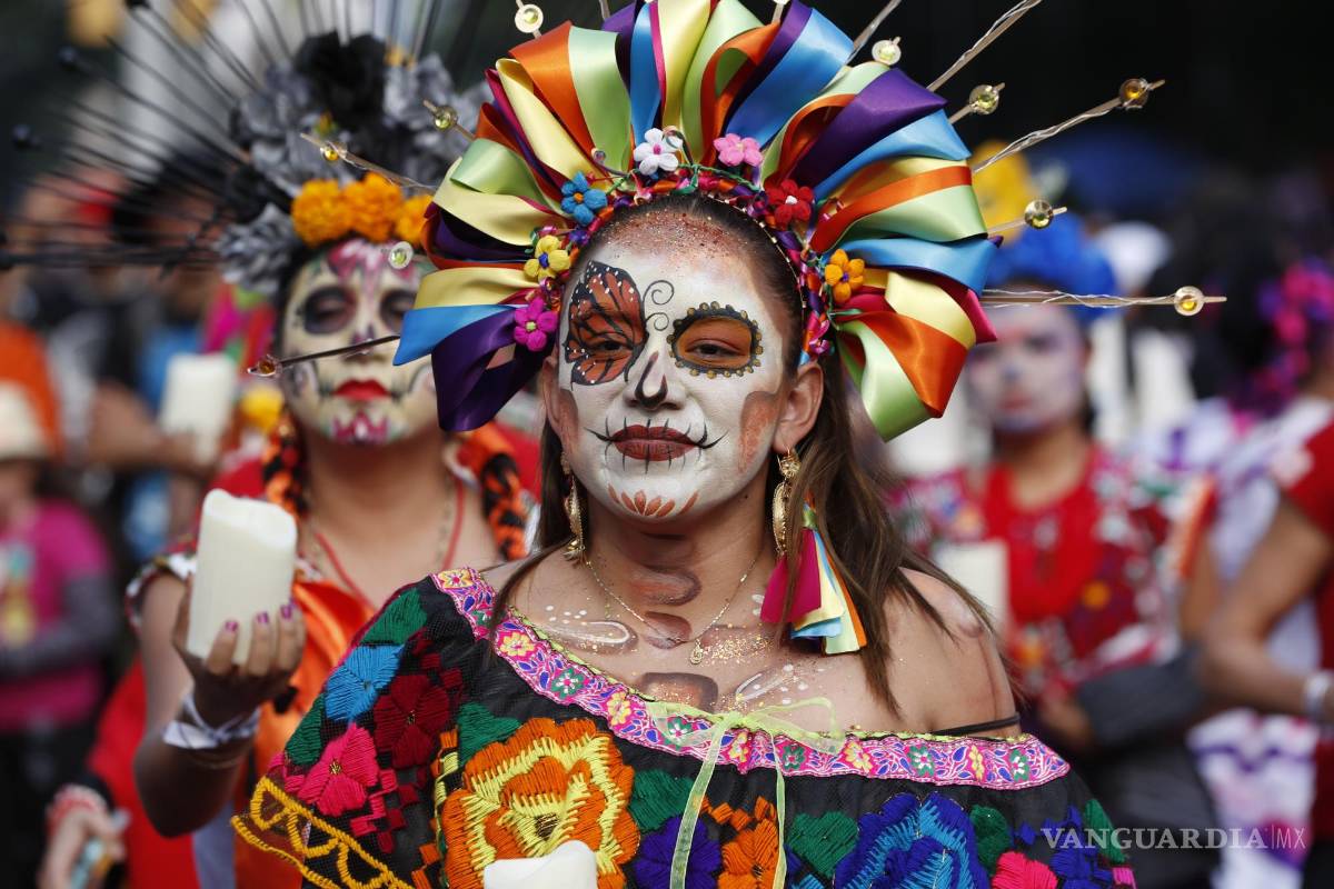 $!Mujeres participan en un desfile de catrinas en Ciudad de México (México).