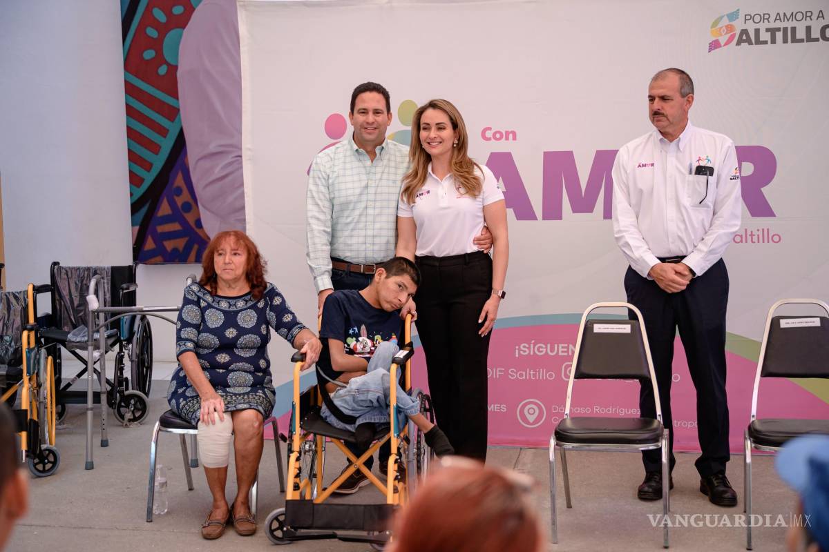 $!Diego Andrés Dávila Hernández recibió una silla de ruedas juvenil durante la entrega simbólica de apoyos realizada este viernes por el DIF Saltillo.
