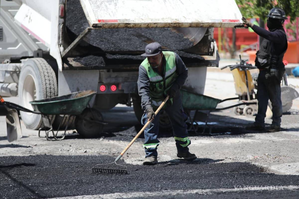 $!Personal de Infraestructura y Obra Pública aplicó asfalto caliente para rehabilitar tramos dañados por el uso constante.