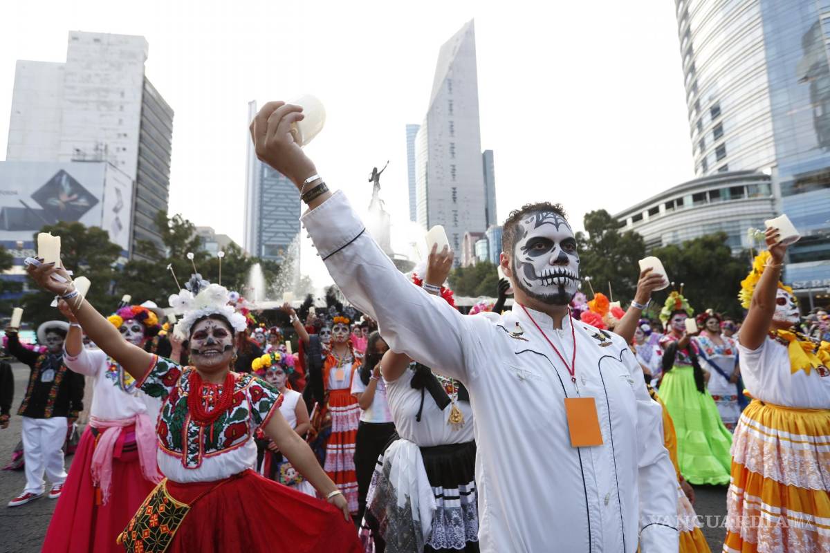 $!Personas participan en un desfile de catrinas, hoy en Ciudad de México (México).