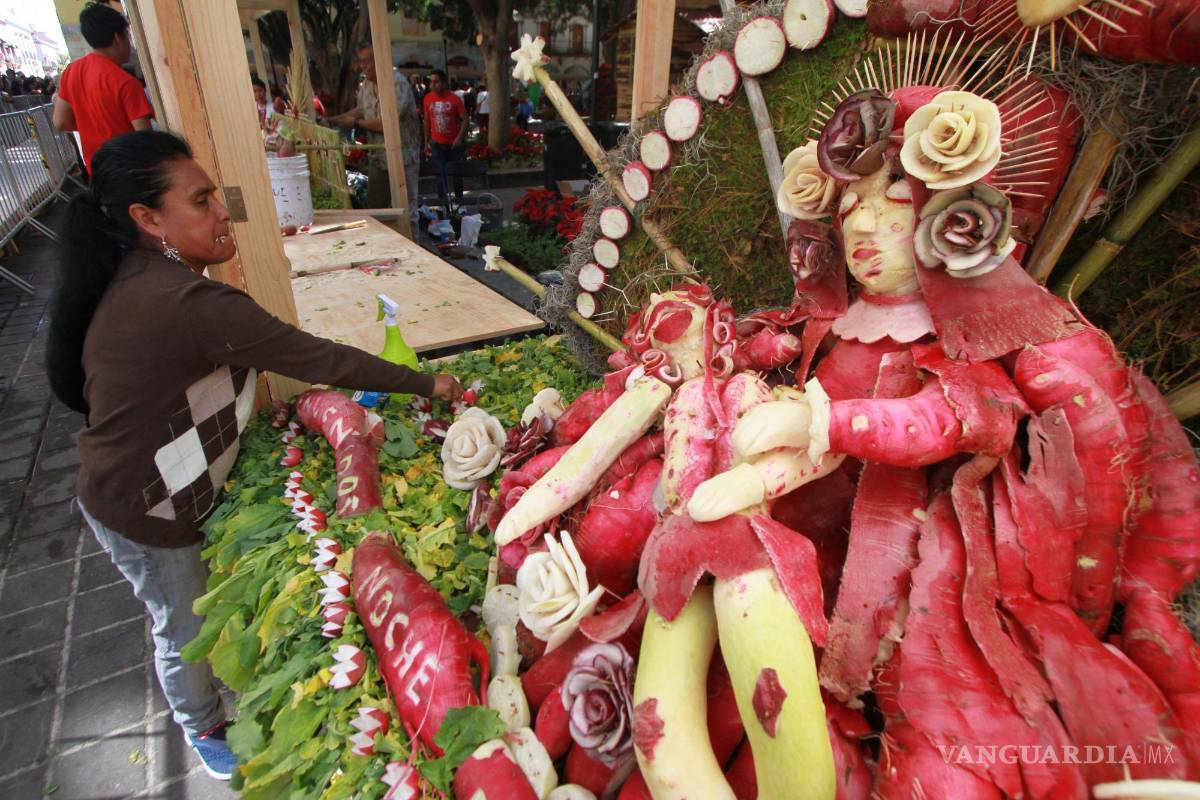 $!Este 23 de diciembre, cómo ya es tradición desde hace más de 120 años, hortelanos oaxaqueños participan en la Noche de Rábanos, concurso en el que los artesanos crean diversas obras, que van desde tradiciones e historias oaxaqueñas hasta pasajes bíblicos.