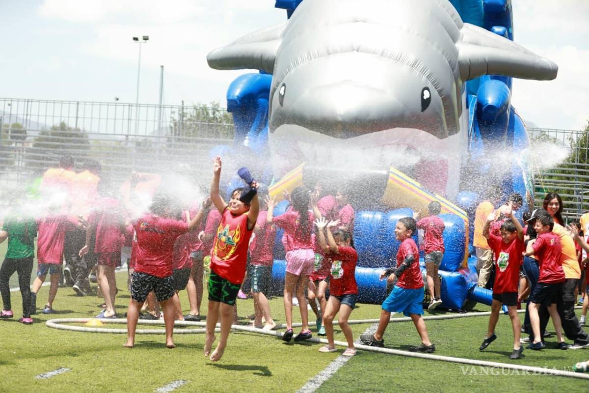 $!Elementos del Cuerpo de Bomberos participaron en una jornada acuática y compartieron recomendaciones de seguridad con los menores.
