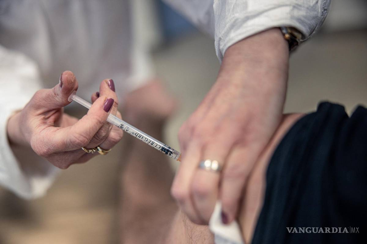 AstraZeneca retira su vacuna contra COVID-19 en todo el mundo por baja demanda, afirma la farmacéutica