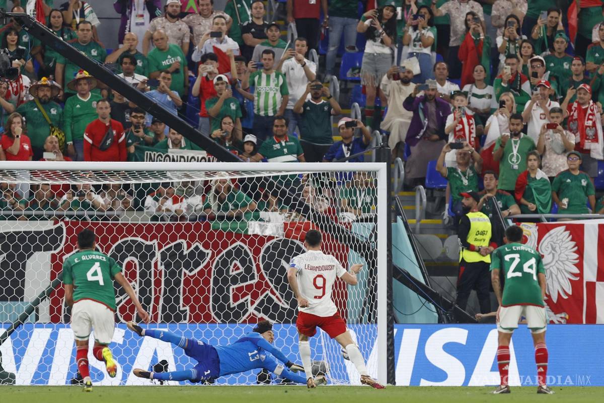 $!Guillermo Ochoa ataja un penalti a Robert Lewandowski.