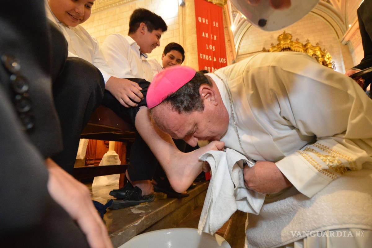 $!Años atrás, el obispo emérito de Saltillo, Raúl Vera López y el presbítero Pedro Pantoja, hacían lavatorio de pies a trabajadores, migrantes y personas en centros penitenciarios.