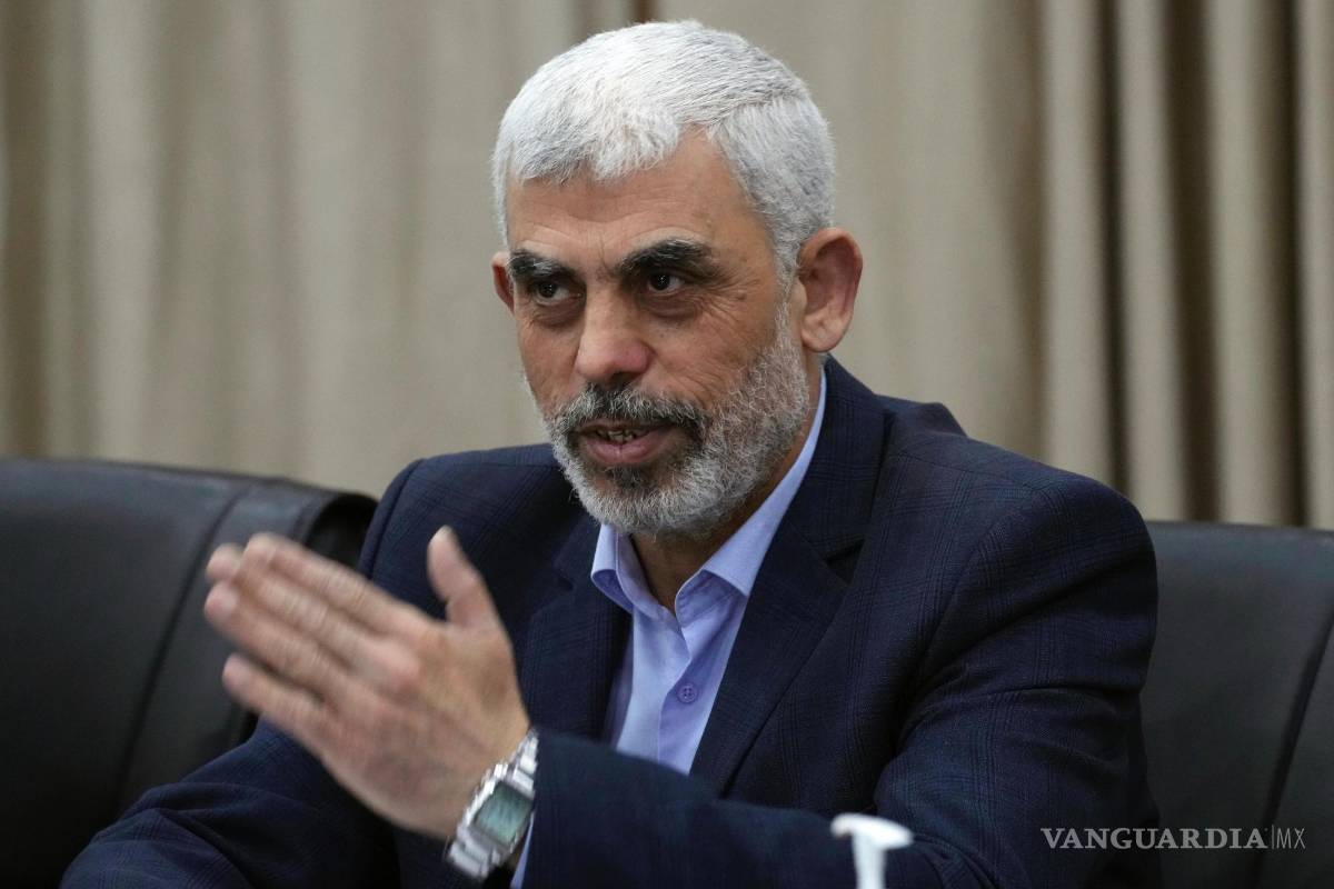 $!Yehia Sinwar, jefe de Hamás en Gaza, saluda a sus seguidores durante una reunión con líderes de facciones palestinas en su oficina en la ciudad de Gaza.