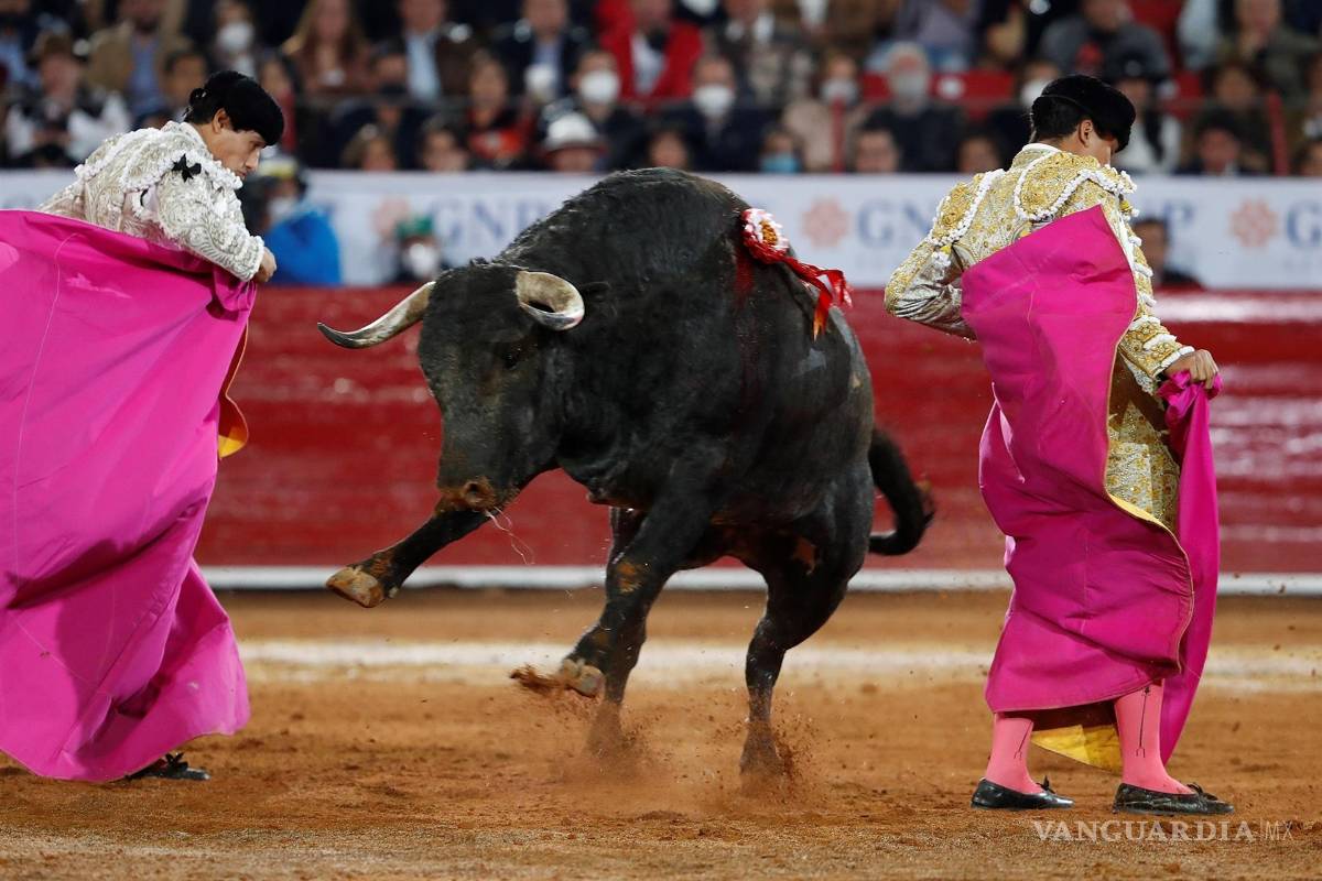 $!Los toreros mexicanos Luis David (i) y Diego Valadez (d) lidian al toro “Suspiro” de 482 kg, durante la corrida nocturna de la temporada grande de Las Luces, en la reapertura de la Plaza de Toros México en Ciudad de México. EFE/Mario Guzmán