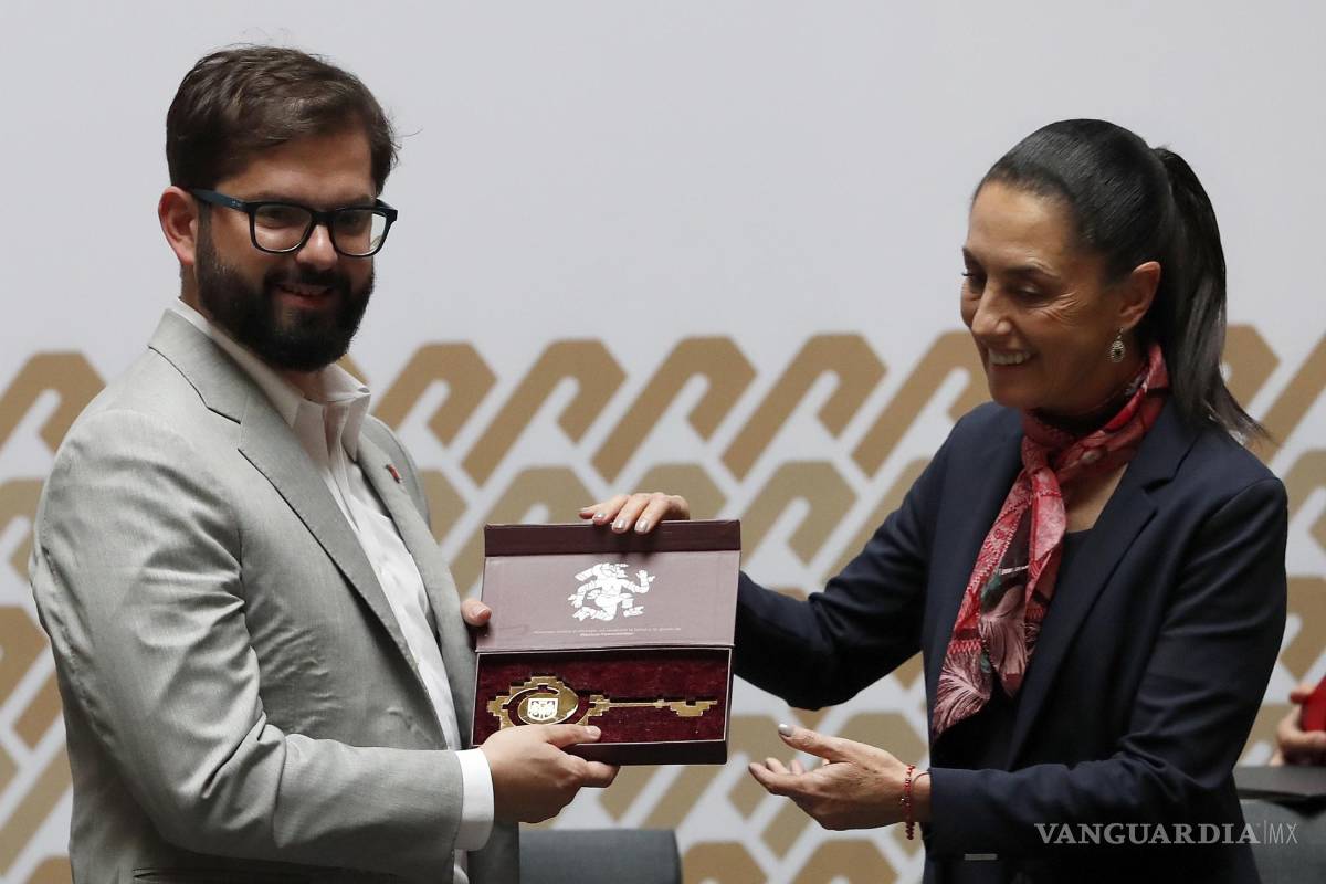 $!La jefa de Gobierno de capital mexicana, Claudia Sheinbaum, entrega las llaves de la ciudad como huésped distinguido al presidente de Chile, Gabriel Boric.