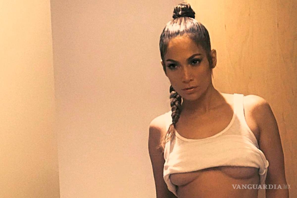 Jennifer Lopez sufre sexy accidente de vestuario