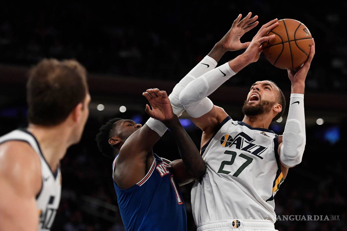 El primer caso de COVID-19 en la NBA, Rudy Gobert regaló sus mangas a un niño, luego de un juego en Detroit