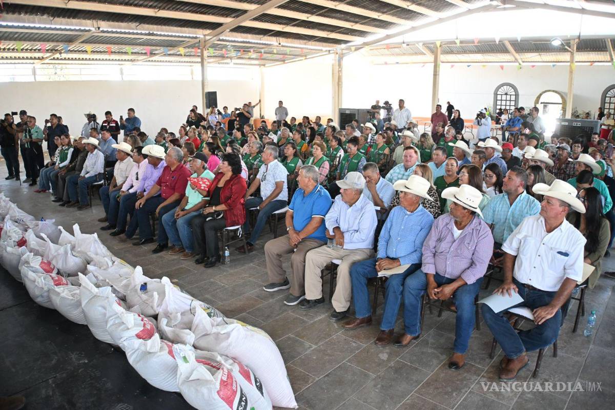 $!Representantes de los ejidos La Cruz, 8 de Enero y Frontera reciben los apoyos del programa agrícola.