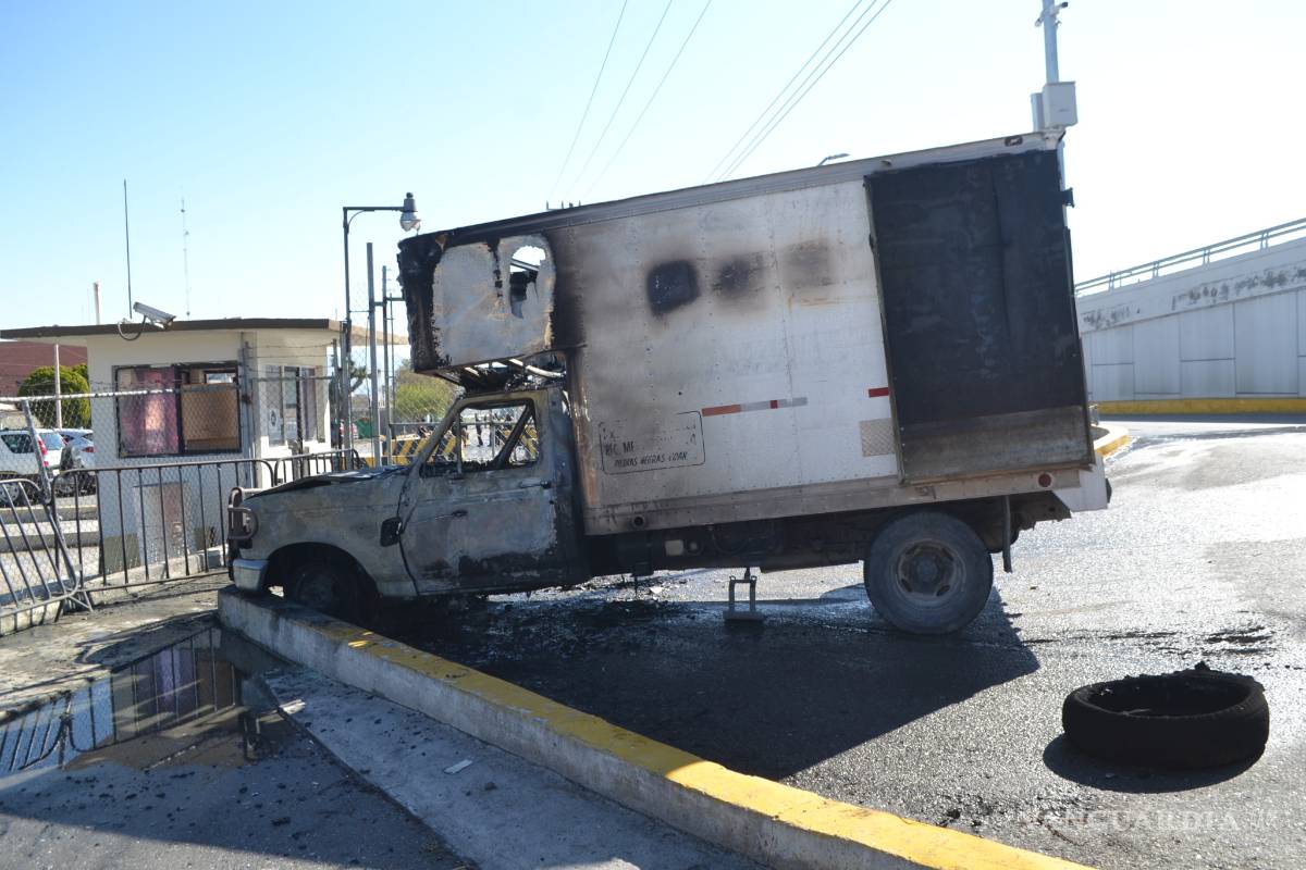 Frente a penal, arde camión