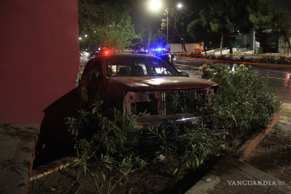 $!Se estrella contra un pino y sale ileso en Saltillo