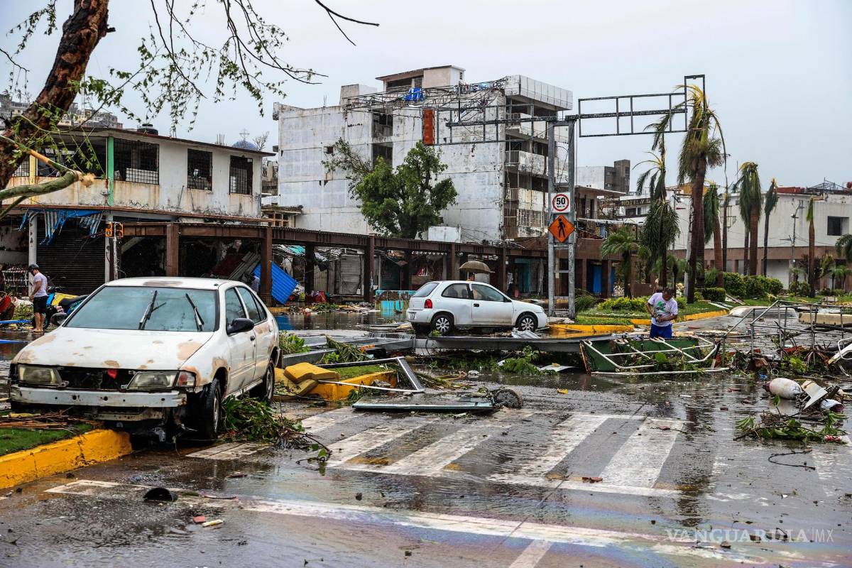 $!Escombros en una calle afectada por el paso del huracán Otis en el balneario de Acapulco, en el estado de Guerrero, México.