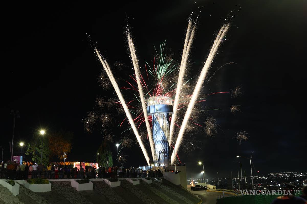 $!Durante la verbena nocturna por el 448 aniversario de Saltillo, miles de personas se reunieron para celebrar con música en vivo, mañanitas, pastel y fuegos artificiales.