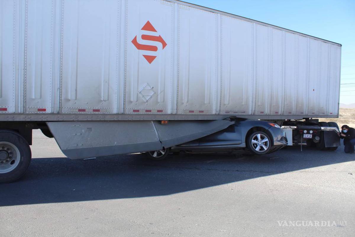 Automóvil sufre accidente y deja a conductor prensado debajo de tráiler en Lib. Óscar Flores Tapia