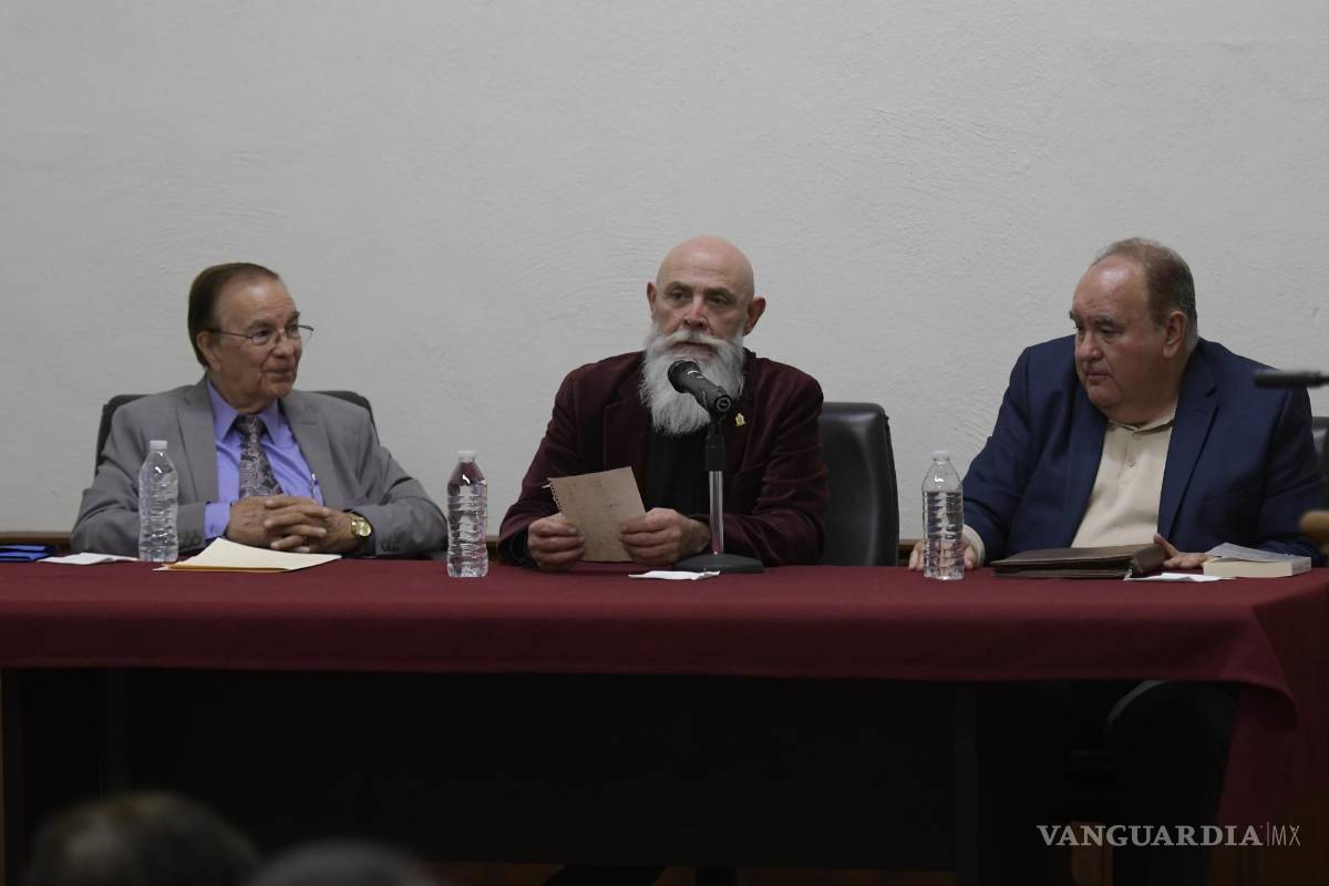 $!Carlos Gaytán, Adalberto Cervantes y Orestes Gómez presentaron el libro.