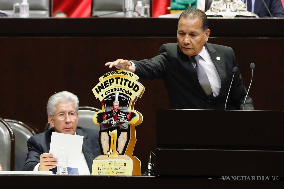 Ruiz Esparza recibe 'Reconocimiento a la Ineptitud y Corrupción' por socavón