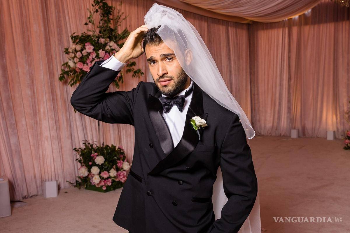 $!Sam Asghari con el velo de novia de Britney.