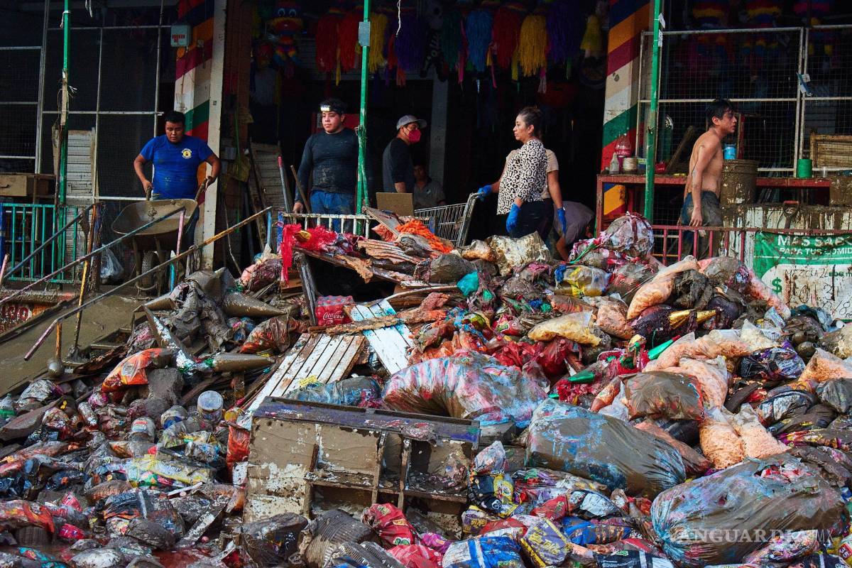 $!POZA RICA, VERACRUZ, 13 OCTUBRE 2025.- Continúa la limpieza de establecimientos y casas por parte de ciudadanos y autoridades para limpiar las toneladas de lodo que fue arrastrado por la fuerza del agua tras el desbordamiento del río Cazones el pasado viernes. Al paso de los días los habitantes intentan regresar a su cotidianidad, pero decenas de comercios y establecimientos aún están afectados. Toneladas de basura se acumulan en las calles de los muebles y enseres que quedaros inservibles. El gobierno federal anunció por la mañana que inició el censo de los damnificados para iniciar con la distribución de ayuda.