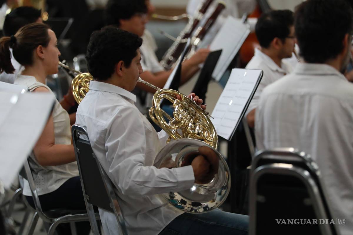 $!Bajo la dirección de Natanael Espinoza, la Filarmónica ofreció un programa emotivo y festivo para todas las edades.