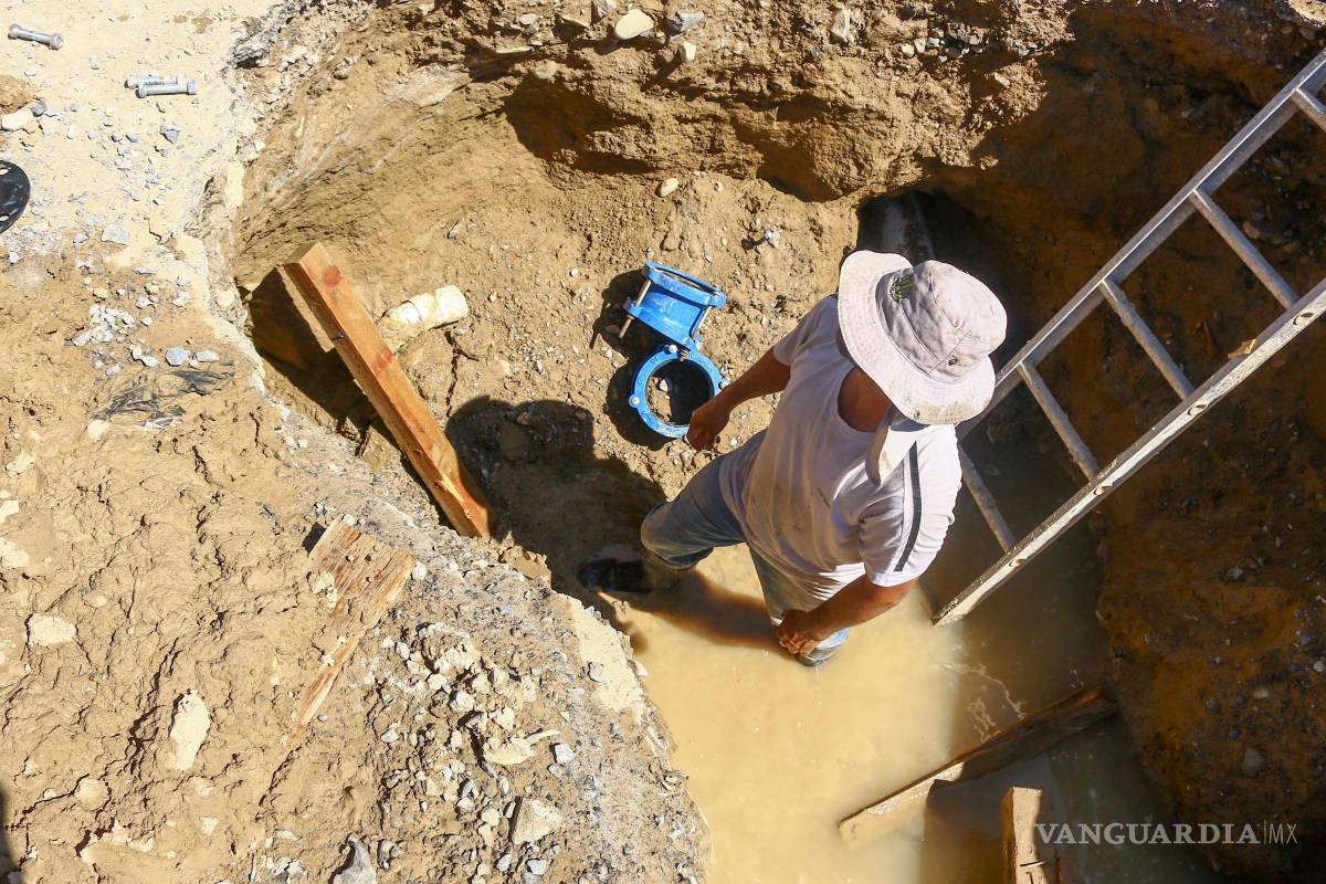 $!EMAS reemplazó una línea de distribución y corrigió fugas en Villa Sol para mejorar el abasto de agua.