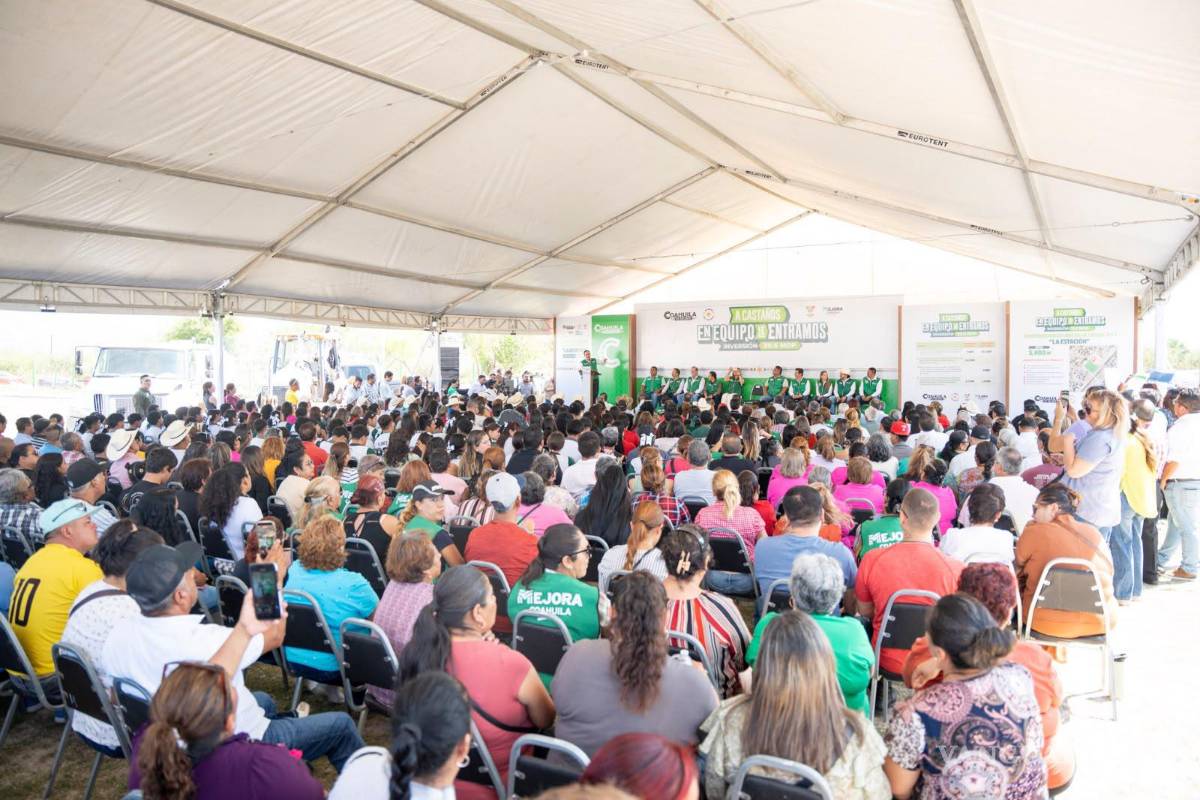 $!Decenas de habitantes de Castaños acudieron al evento donde se anunciaron obras de pavimentación, agua potable, electrificación y espacios públicos.