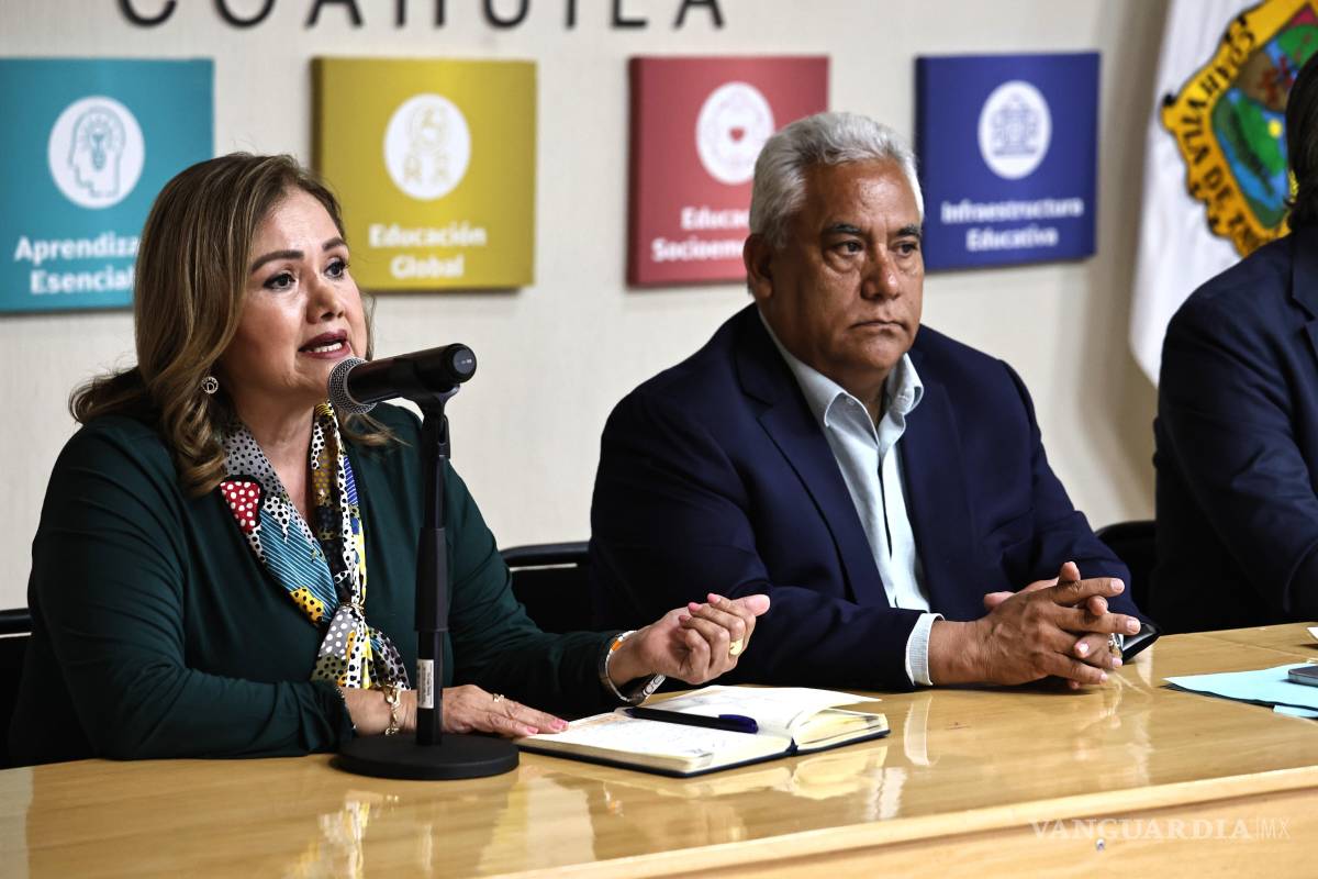 $!Funcionarios estatales durante la entrega de Reconocimientos de Validez Oficial de Estudios.