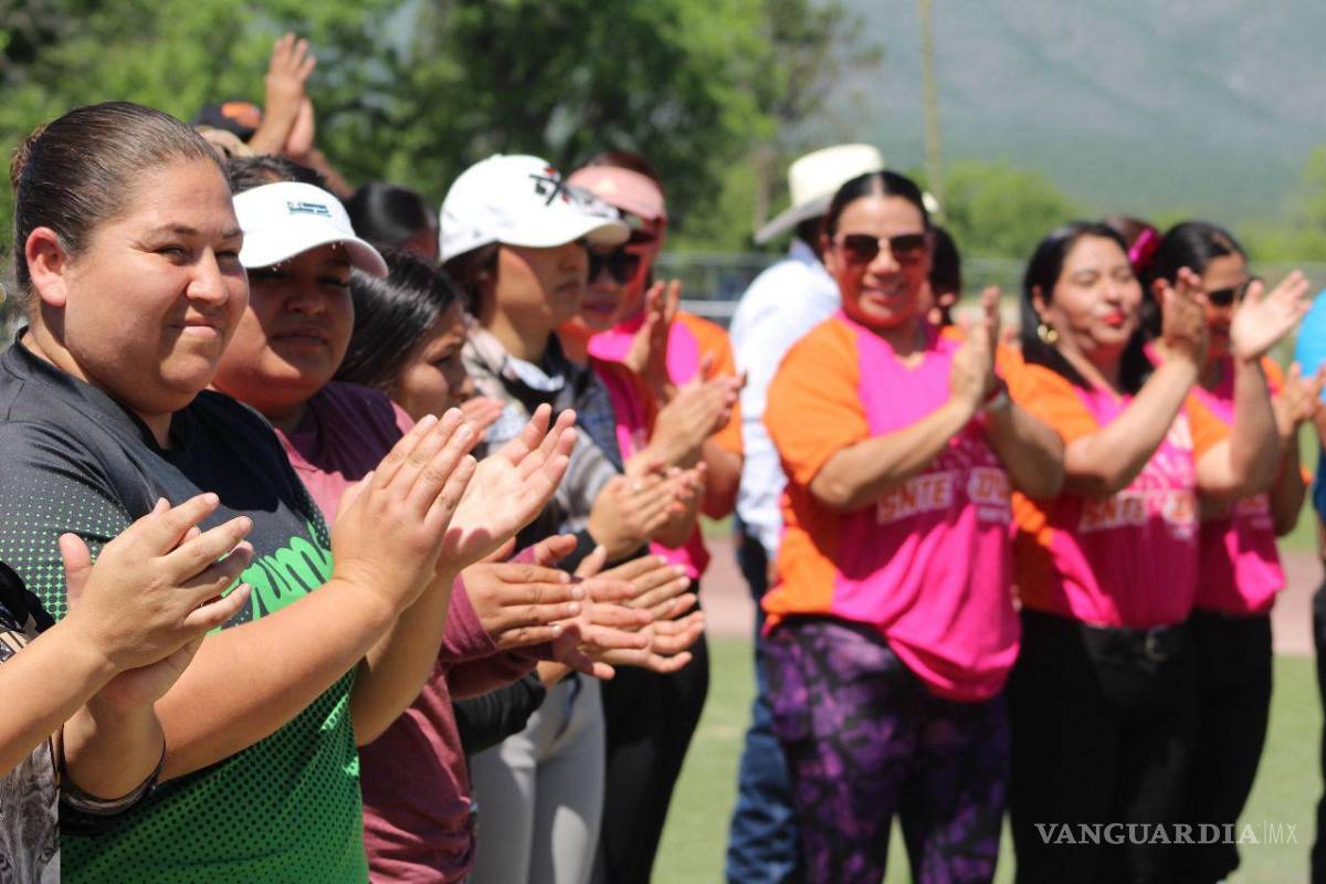 $!Niños y adultos disfrutan del ambiente festivo.