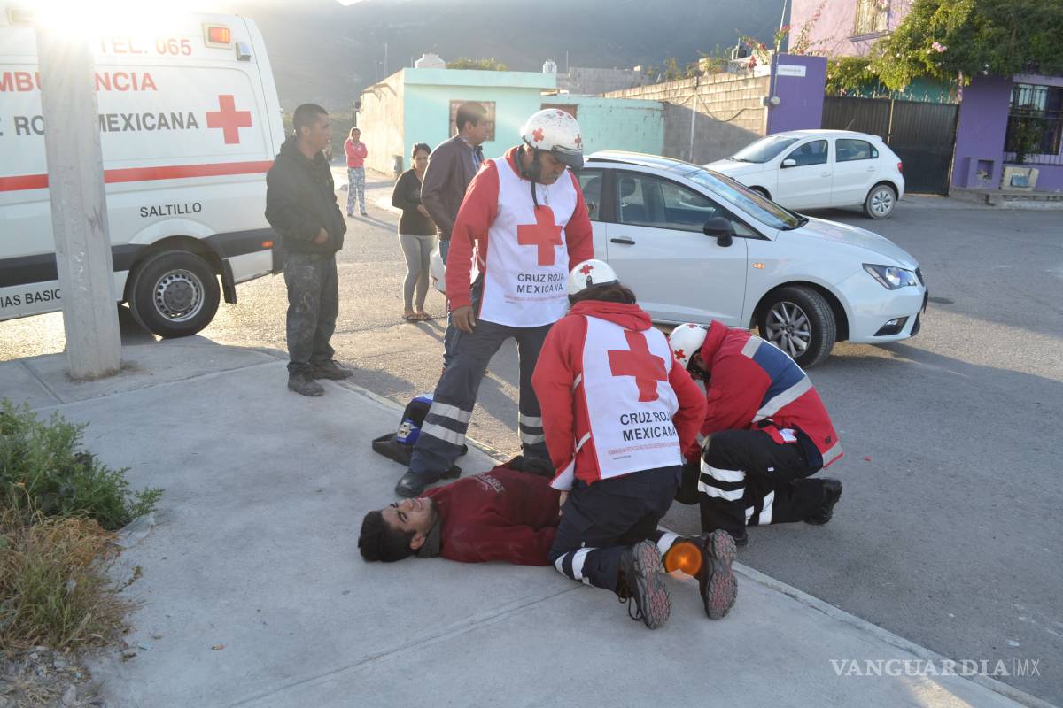 Ignora alto motociclista y lo arrolla un compacto
