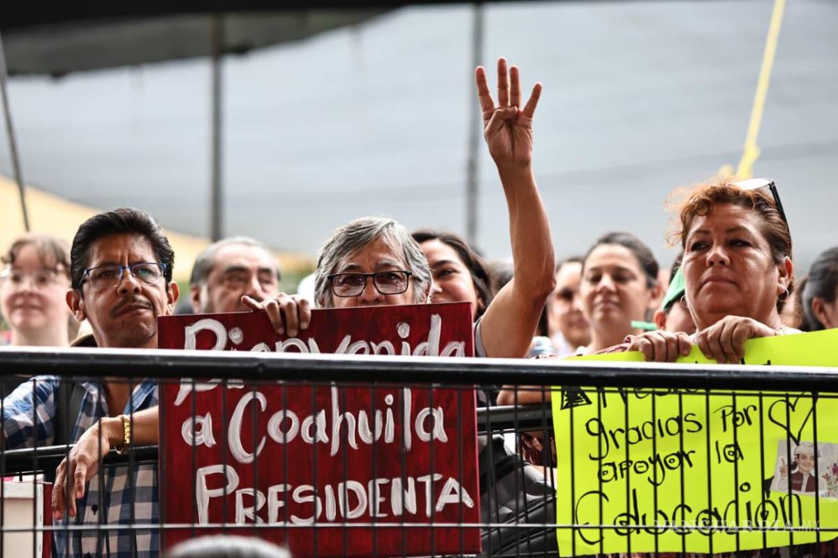 $!Las muestras de respaldo se hicieron visibles desde el público, donde asistentes llevaron pancartas y lanzaron consignas durante la visita presidencial.HÉCTOR GARCÍA