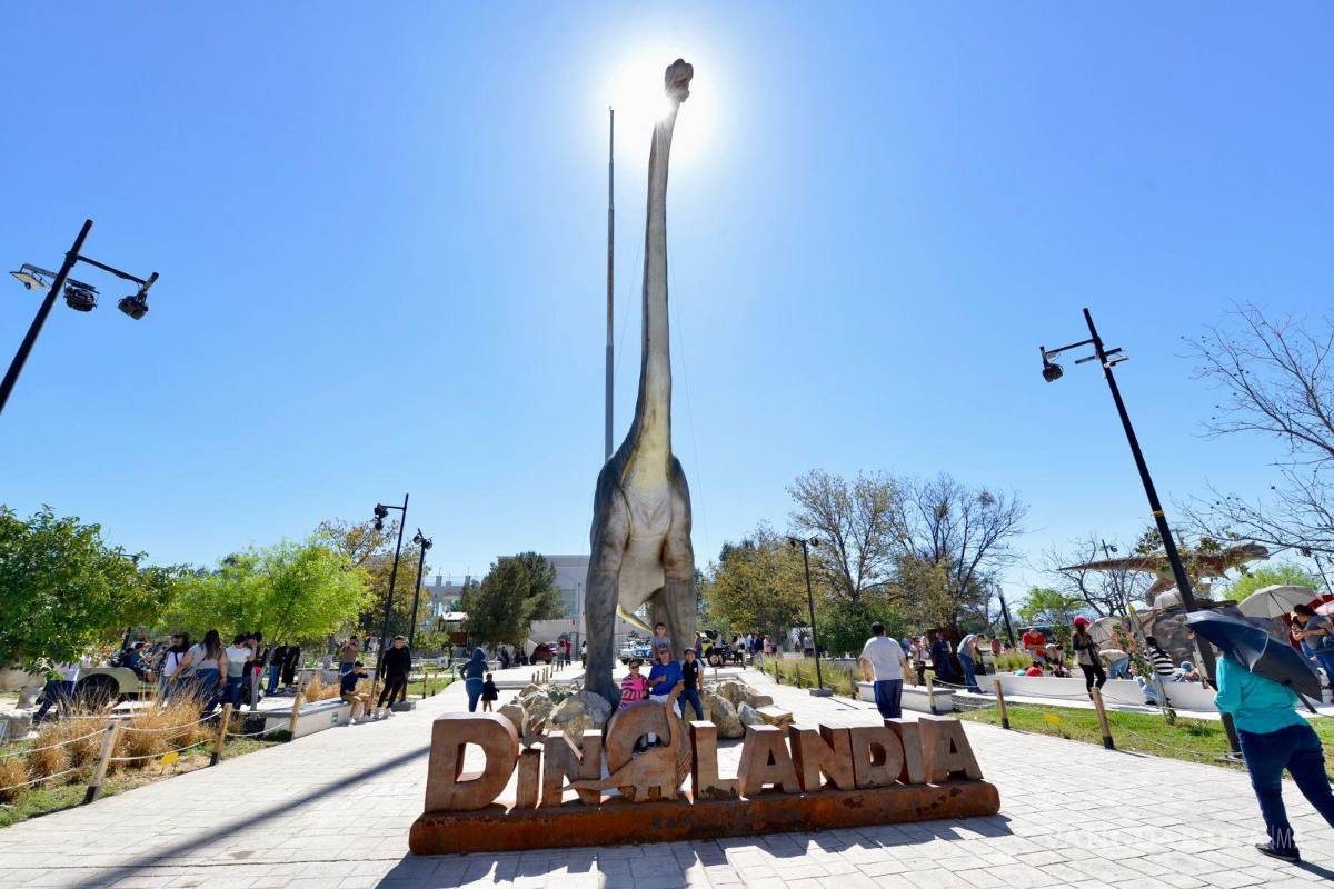 $!En el Parque Dinolandia, los propietarios de los Volkswagen Safari exhiben con orgullo sus vehículos, compartiendo su amor por los autos clásicos con el público.