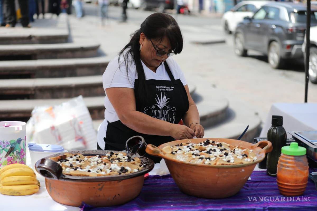 $!Visitantes disfrutan de una gran variedad de platillos de cuaresma en el 7º Festival de las Cazuelas en Saltillo.