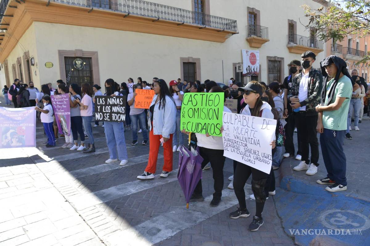 $!“Las niñas no se tocan, no se abusan, no se matan”, es el reclamo escrito en mantas y pancartas.