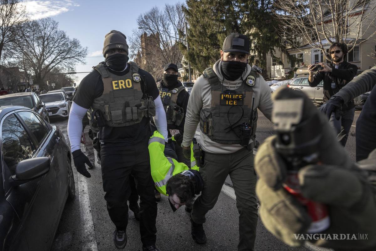 $!Agentes federales arrestan a un manifestante durante una operación activa de control migratorio en un vecindario de Minneapolis.