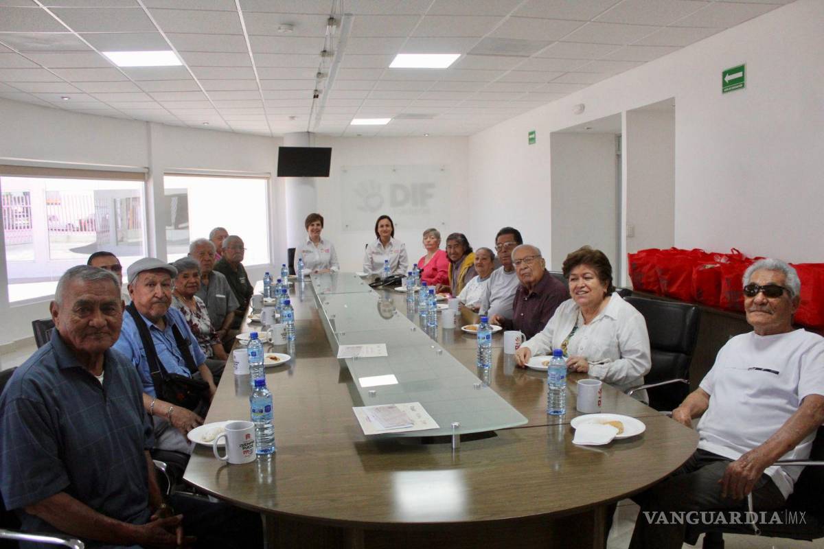 $!DIF Torreón reconoce a adultos mayores del programa Empacadores Voluntarios