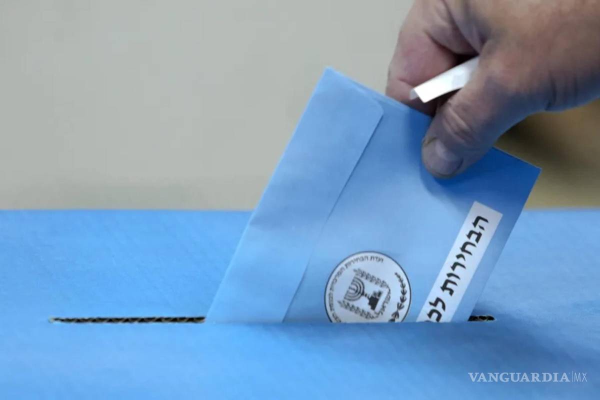 $!Un israelí ejerce su derecho al voto en un colegio electoral en Tel Aviv, Israel.