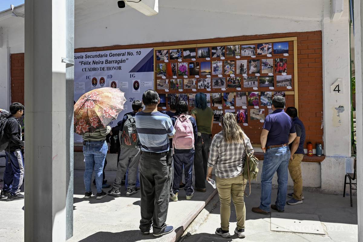 $!Padres de familia y alumnos recorrieron la muestra, que marcó la primera exposición formal del trabajo realizado en clase.